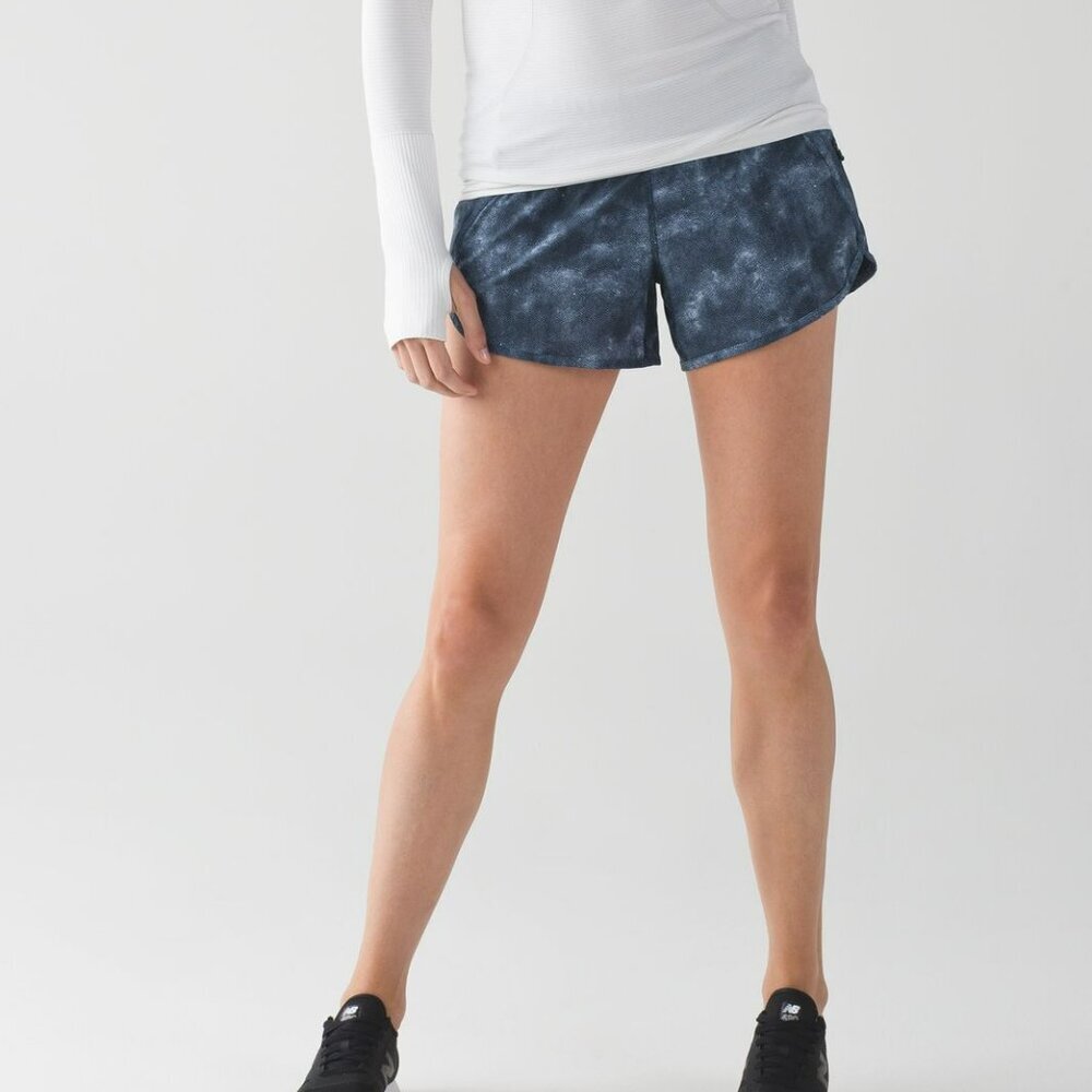 Lululemon Tracker Shorts IV in Mini Diffusion White Black / Black